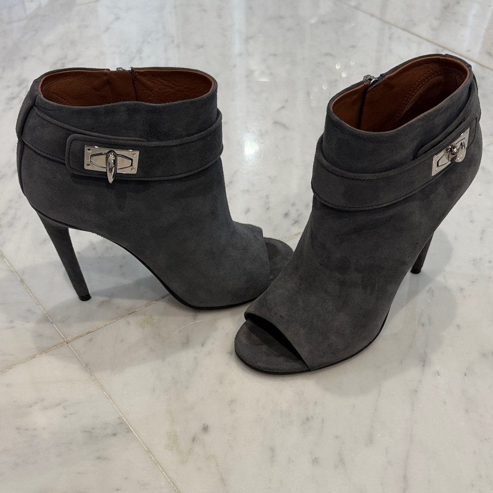 💯 authentic Givenchy Gray Suede Shark Lock Women's Peep-Toe Ankle Boots
